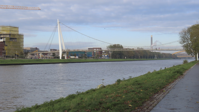 908502 Gezicht over het Amsterdam-Rijnkanaal te Utrecht, op de Dafne Schippersbrug, met links en rechts bebouwing in de ...